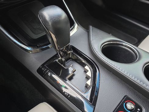 Used 2018 Toyota Avalon Limited image 19