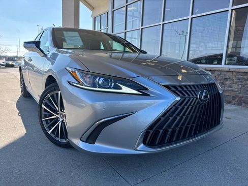 Used 2023 Lexus ES 250 w/ Premium Package image 2