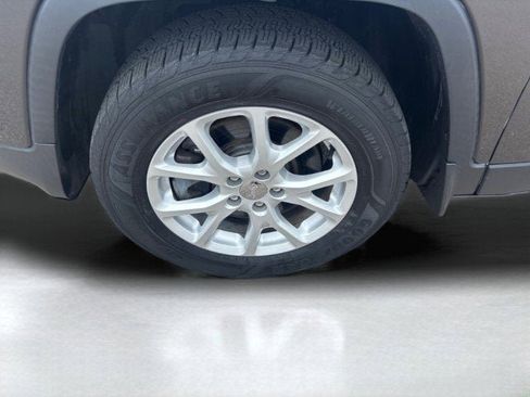 Used 2018 Jeep Cherokee Latitude Plus w/ Cold Weather Group image 19