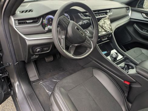 New 2025 Jeep Grand Cherokee Altitude image 13