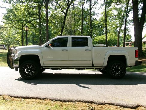 Used 2018 GMC Sierra 2500 SLT w/ Duramax Plus Package AWD/4WD image 8