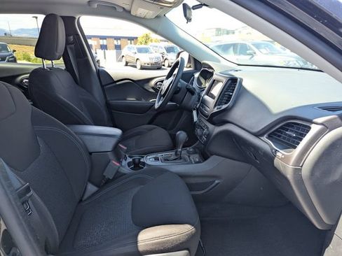 Used 2019 Jeep Cherokee Latitude w/ Popular Appearance Group AWD/4WD image 32