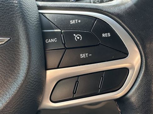 Used 2019 Chrysler Pacifica Touring-L FWD image 56