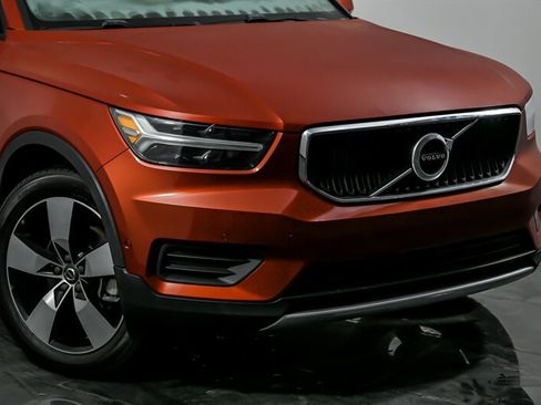 Used 2019 Volvo XC40 T4 Momentum image 2