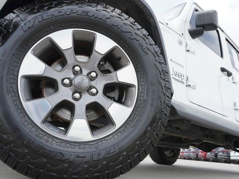 Used 2019 Jeep Wrangler Unlimited Sahara image 11