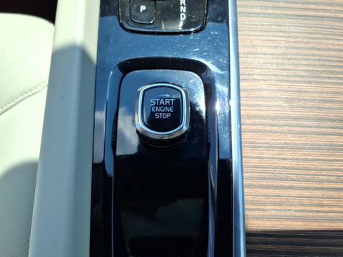 Used 2022 Volvo XC60 B5 Momentum w/ Advanced Package FWD image 13