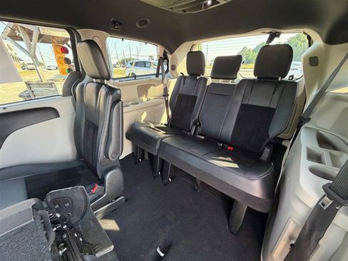 Used 2017 Dodge Grand Caravan SXT w/ Driver Convenience Group FWD image 13