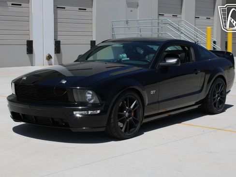 Used 2005 Ford Mustang GT image 2