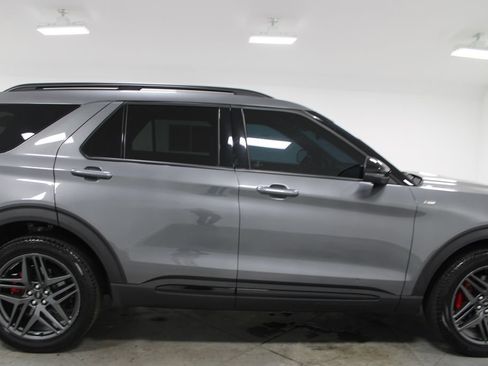 Used 2025 Ford Explorer ST-Line w/ ST-Line Street Pack AWD/4WD image 11