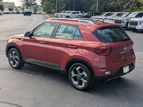 Used 2023 Hyundai Venue SEL image 5