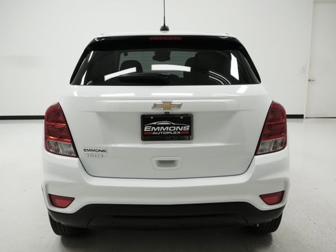 Used 2022 Chevrolet Trax LS w/ Tint and Cruise Package image 5