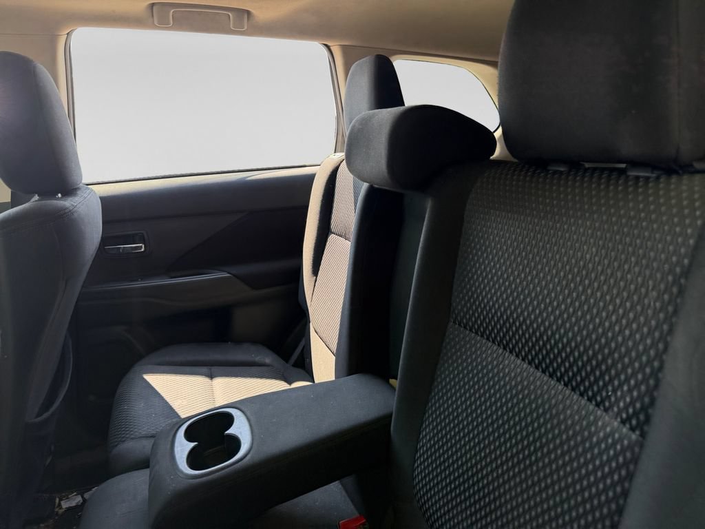 Used 2017 Mitsubishi Outlander SE FWD image 32