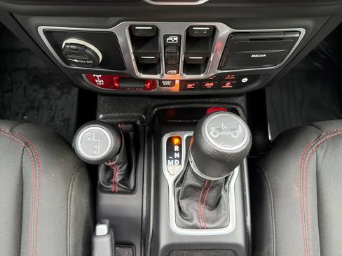 Used 2018 Jeep Wrangler Unlimited Rubicon AWD/4WD image 12