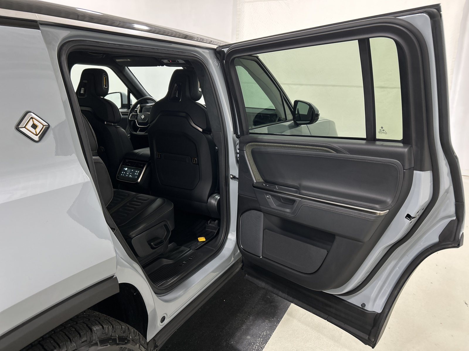 Used 2025 Rivian R1S Adventure Dual AWD/4WD image 19
