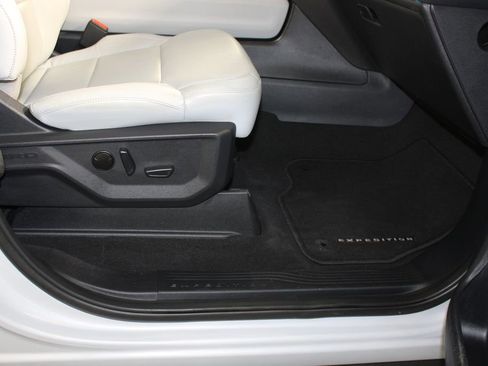 Certified 2025 Ford Expedition Platinum image 11