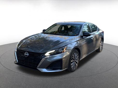 Used 2025 Nissan Altima 2.5 SV image 3