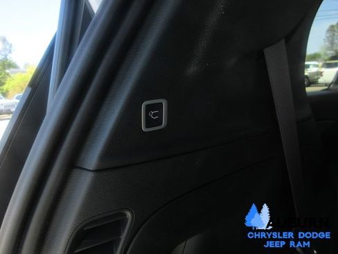 New 2026 Chrysler Pacifica Select image 18