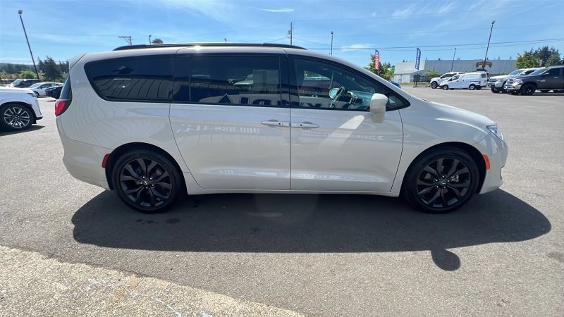 Used 2019 Chrysler Pacifica Touring-L w/ S Appearance Package FWD image 4