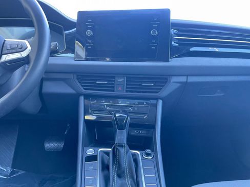 Used 2025 Volkswagen Jetta SE image 18