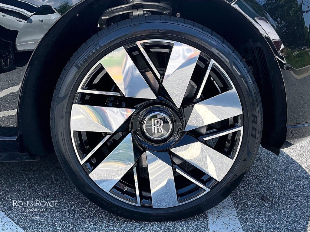 Certified 2025 Rolls-Royce Cullinan AWD/4WD image 33