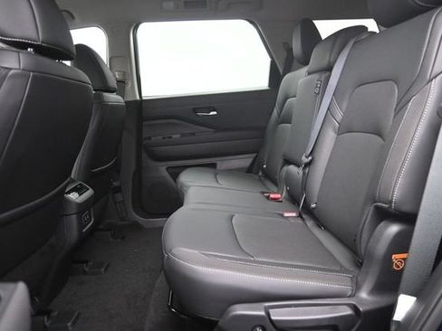 Used 2026 Nissan Pathfinder SL FWD image 11