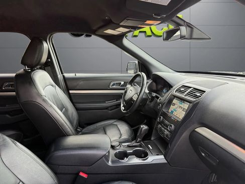 Used 2018 Ford Explorer XLT w/ Equipment Group 202A AWD/4WD image 23