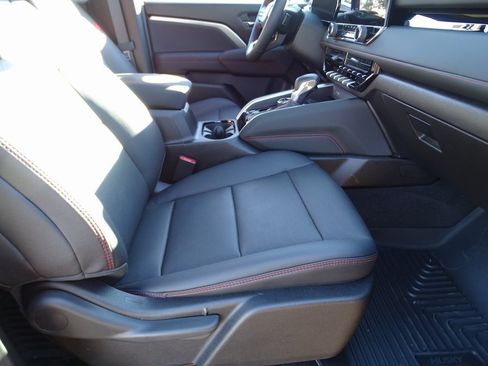 Used 2025 Chevrolet Colorado Z71 w/ Technology Package image 9