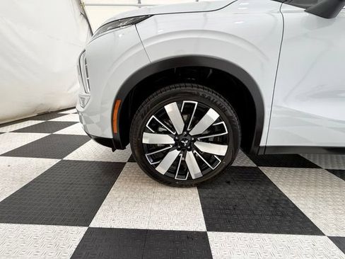 Used 2025 Mitsubishi Outlander SE AWD/4WD image 11