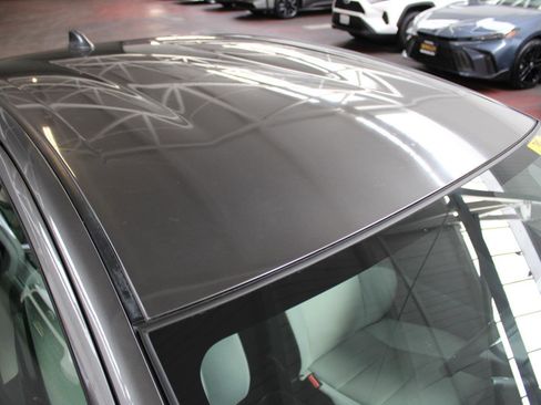 Used 2017 Toyota Prius C One image 9