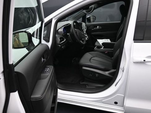 New 2026 Chrysler Pacifica Select image 12