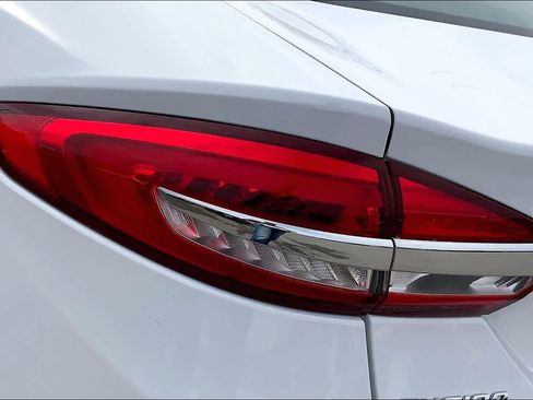 Used 2018 Ford Fusion SE image 27