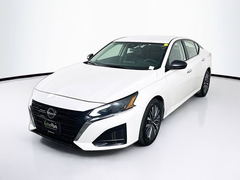 Used 2025 Nissan Altima 2.5 SV image 3