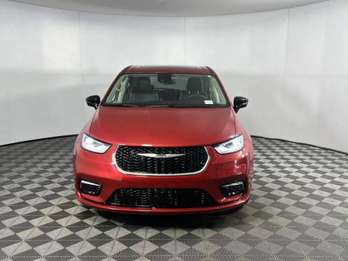 Certified 2024 Chrysler Pacifica Limited image 12