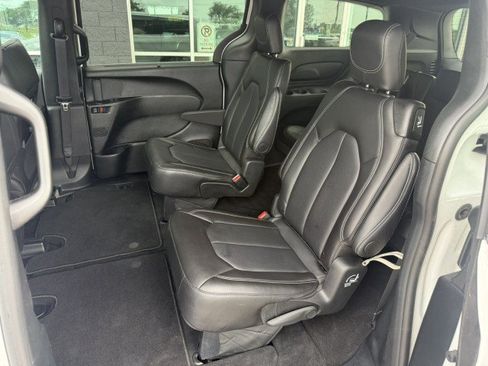 Used 2026 Chrysler Pacifica Select FWD image 8