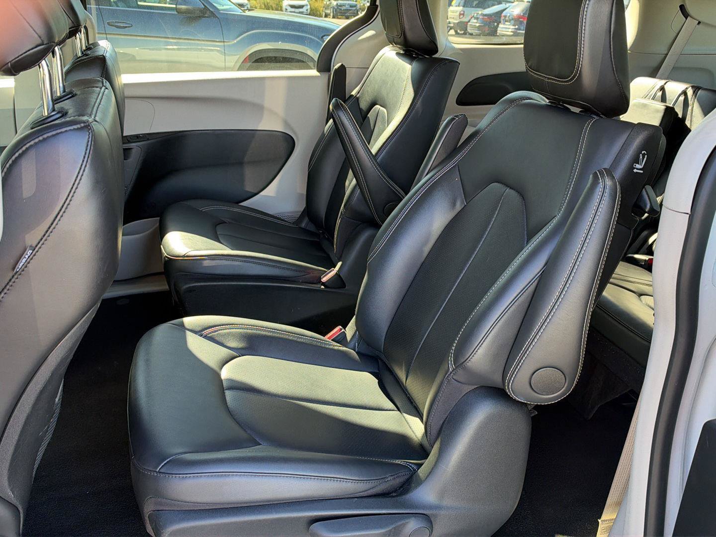 Used 2024 Chrysler Pacifica Limited FWD image 7