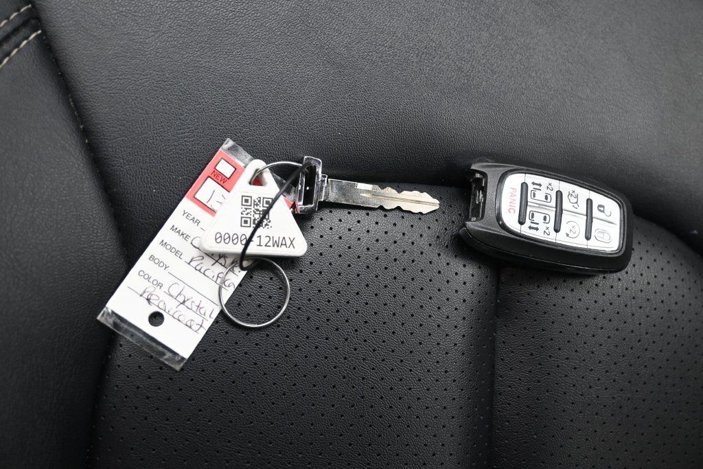 Used 2024 Chrysler Pacifica Touring-L FWD image 19