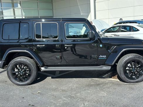 Used 2025 Jeep Wrangler Unlimited Sahara AWD/4WD image 26