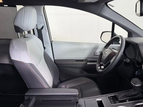 Used 2023 Toyota Sienna XSE image 28