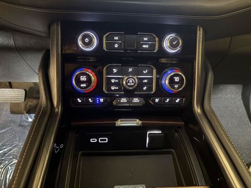 Used 2023 GMC Yukon Denali Ultimate AWD/4WD image 29
