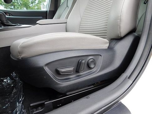 Used 2023 Toyota Camry SE image 12