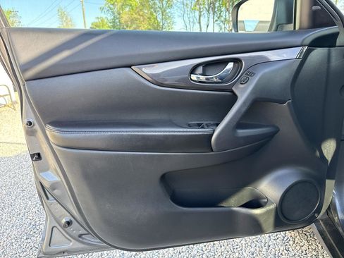 Used 2018 Nissan Rogue SV image 14