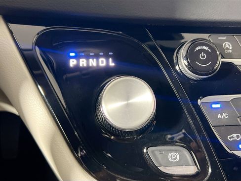 Used 2023 Chrysler Pacifica Touring-L FWD image 25