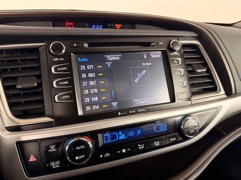 Used 2018 Toyota Highlander XLE AWD/4WD image 33