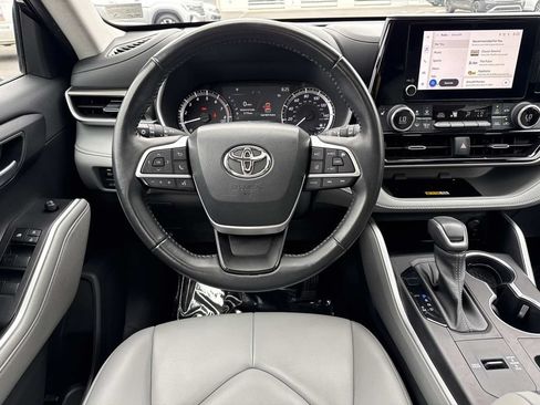 Used 2023 Toyota Highlander XLE FWD image 11