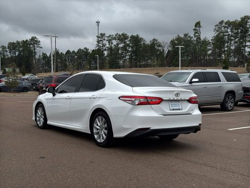 Used 2018 Toyota Camry LE image 7