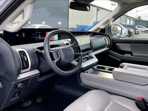 Used 2025 Ford Expedition Active AWD/4WD image 10
