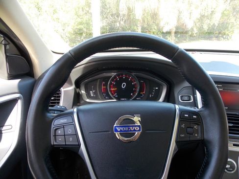 Used 2016 Volvo XC60 T5 Premier w/ Proximity Package FWD image 23