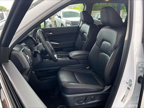 Certified 2025 Nissan Pathfinder SL image 8