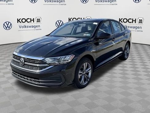 Used 2023 Volkswagen Jetta SE image 3