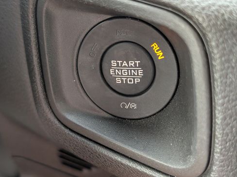 Used 2025 Jeep Wrangler Unlimited Sport AWD/4WD image 18
